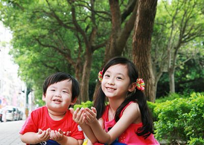 姊弟一起出門郊遊囉