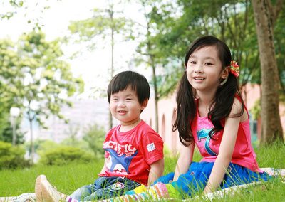 姊弟一起出門郊遊囉